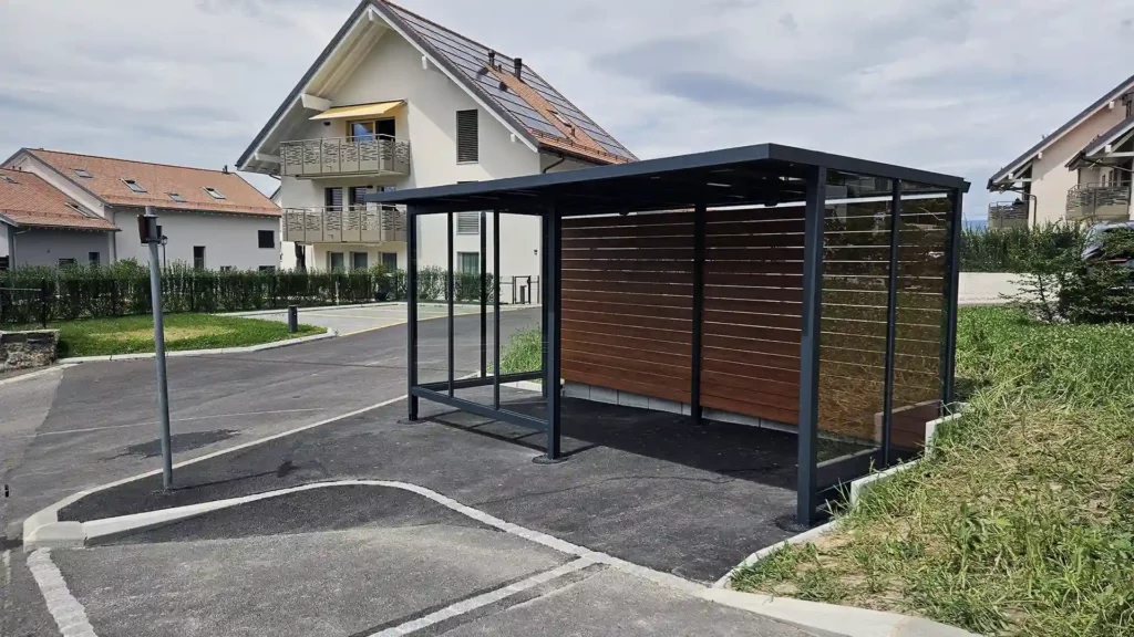 Abris bus bavois - Floramat 10 Abri bus design et fonctionnel installé par FloraMat à un carrefour scolaire à Bavois
