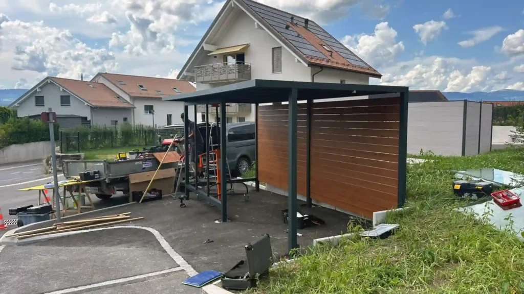 Abris bus bavois - Floramat 17 Chantier de pose d'un Abri bus design et fonctionnel installé par FloraMat à un carrefour scolaire à Bavois