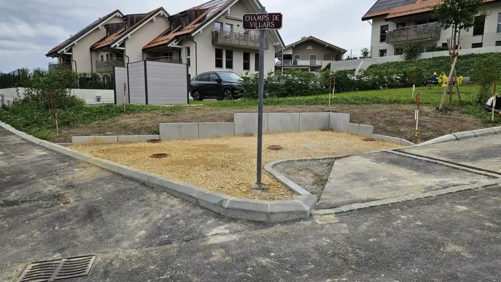 Abris bus bavois - Floramat 4 Chantier de pose d'un Abri bus design et fonctionnel installé par FloraMat à un carrefour scolaire à Bavois