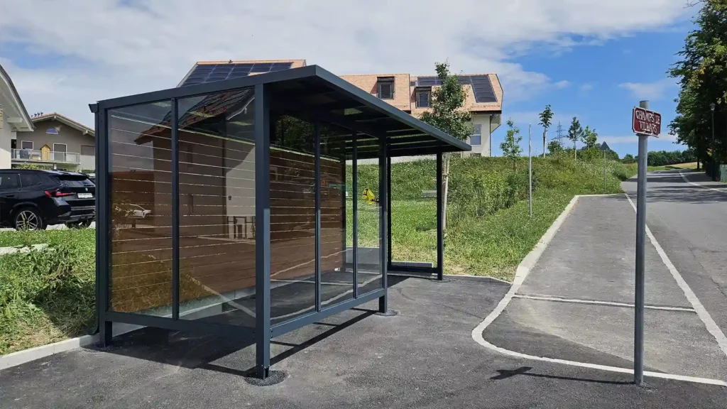 Abris bus bavois - Floramat 8 Chantier de pose d'un Abri bus design et fonctionnel installé par FloraMat à un carrefour scolaire à Bavois