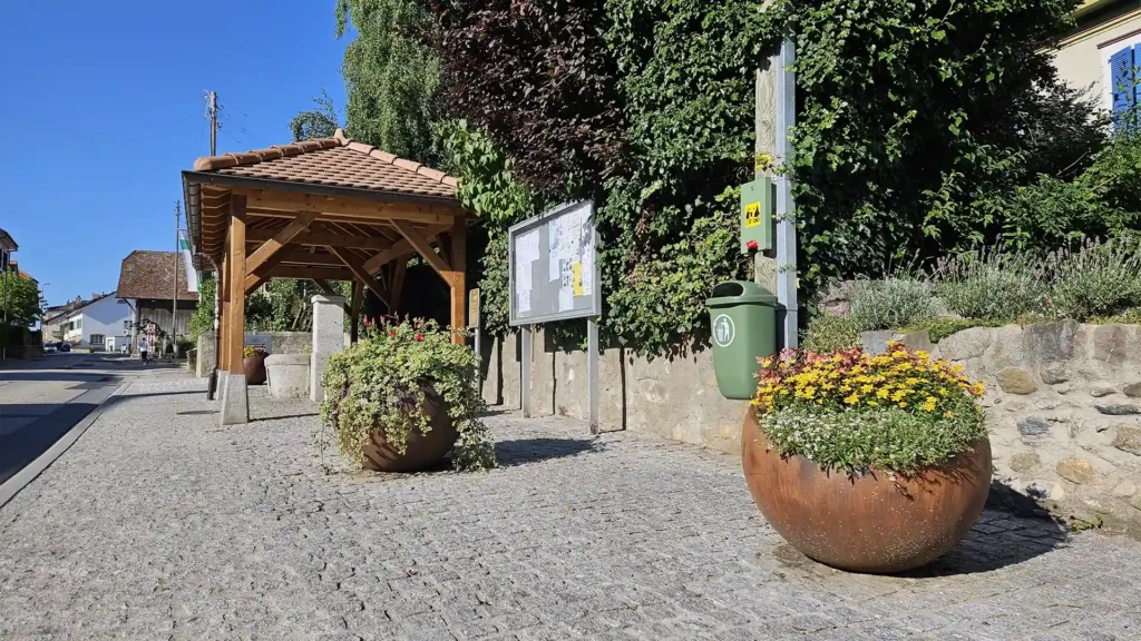 Bac de fleurissement Minimo - Mileo - Floramat 2 Vue générale des bacs Miléo et Minimo en plastique thermolaqué effet corten dans un centre pavé