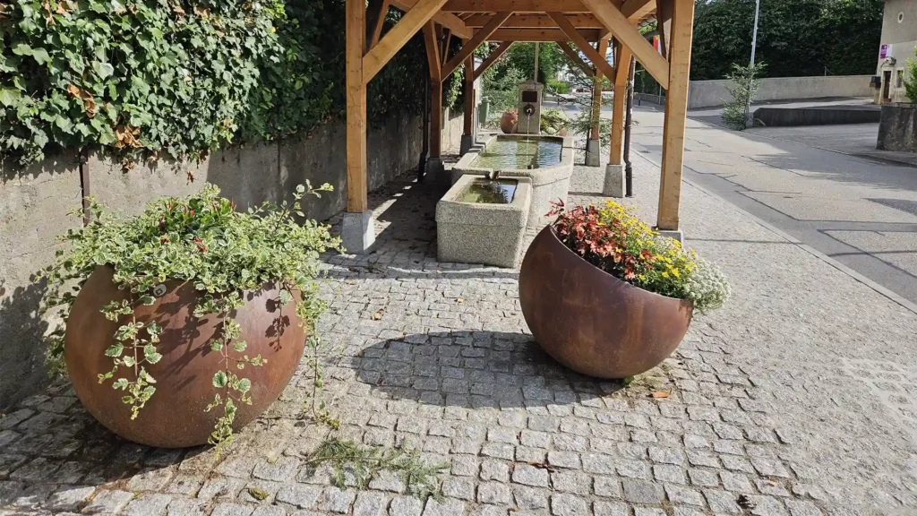 Bac de fleurissement Minimo - Mileo - Floramat 3 Vue générale des bacs Miléo et Minimo en plastique thermolaqué effet corten dans un centre pavé
