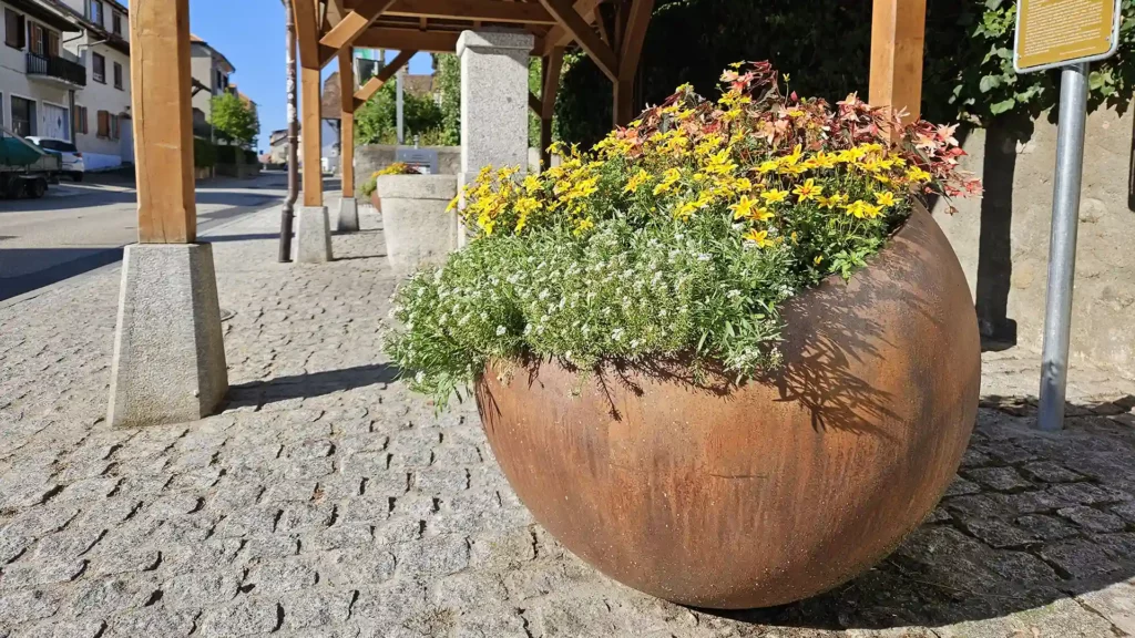 Bac de fleurissement Minimo - Mileo - Floramat 5 Vue générale des bacs Miléo et Minimo en plastique thermolaqué effet corten dans un centre pavé