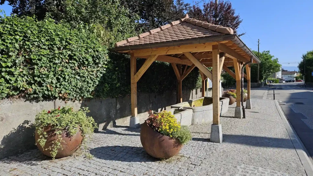 Bac de fleurissement Minimo - Mileo - Floramat 6 Vue générale des bacs Miléo et Minimo en plastique thermolaqué effet corten dans un centre pavé