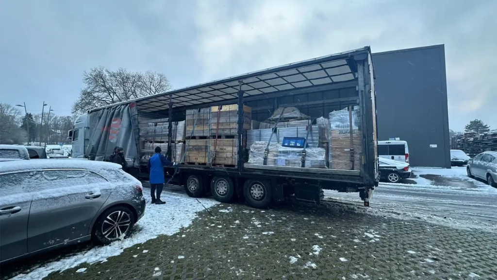 Installation d’abris vélo sécurisés sur l’espace public à Lausanne, déployés sur plusieurs sites urbains Merci de valider ou d’indiquer si tu souhaites un angle plus usage, plus chantier ou plus urbain.