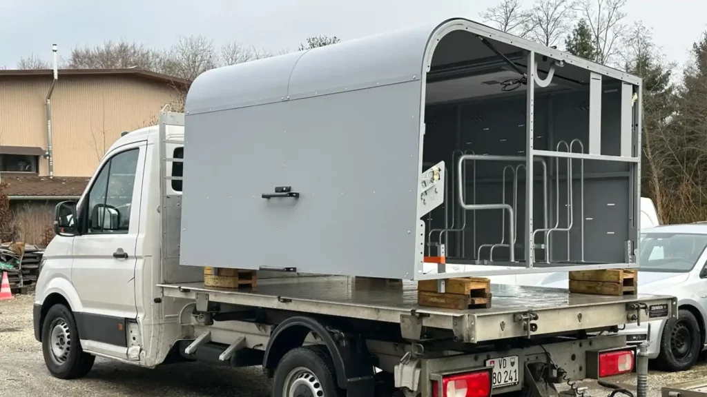 Installation d’abris vélo sécurisés sur l’espace public à Lausanne, déployés sur plusieurs sites urbains Merci de valider ou d’indiquer si tu souhaites un angle plus usage, plus chantier ou plus urbain.