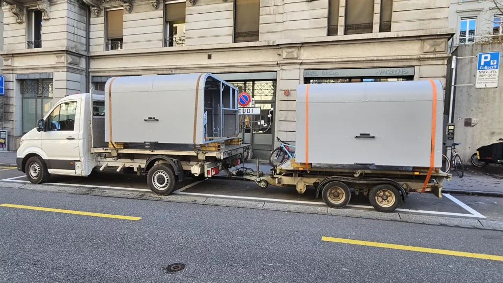 Installation d’abris vélo sécurisés sur l’espace public à Lausanne, déployés sur plusieurs sites urbains Merci de valider ou d’indiquer si tu souhaites un angle plus usage, plus chantier ou plus urbain.