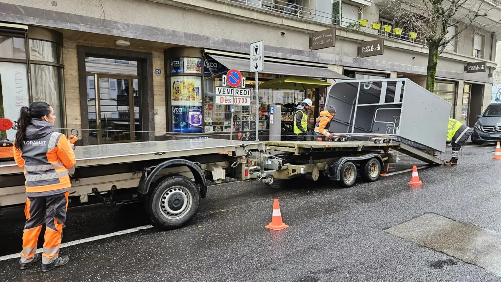 Installation d’abris vélo sécurisés sur l’espace public à Lausanne, déployés sur plusieurs sites urbains Merci de valider ou d’indiquer si tu souhaites un angle plus usage, plus chantier ou plus urbain.