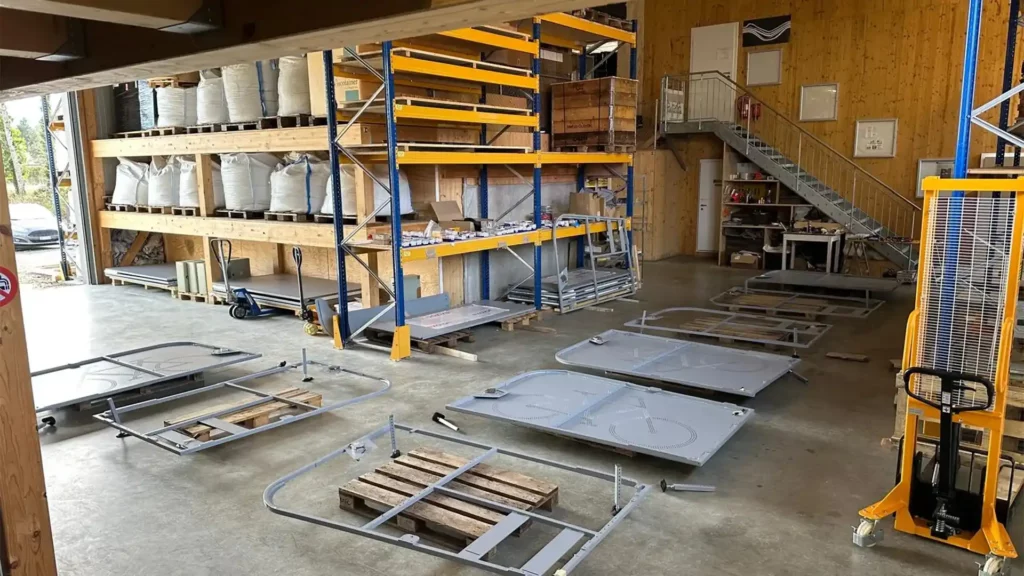 Installation d’abris vélo sécurisés sur l’espace public à Lausanne, déployés sur plusieurs sites urbains Merci de valider ou d’indiquer si tu souhaites un angle plus usage, plus chantier ou plus urbain.