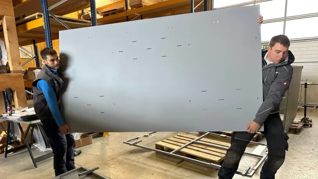 Installation d’abris vélo sécurisés sur l’espace public à Lausanne, déployés sur plusieurs sites urbains Merci de valider ou d’indiquer si tu souhaites un angle plus usage, plus chantier ou plus urbain.