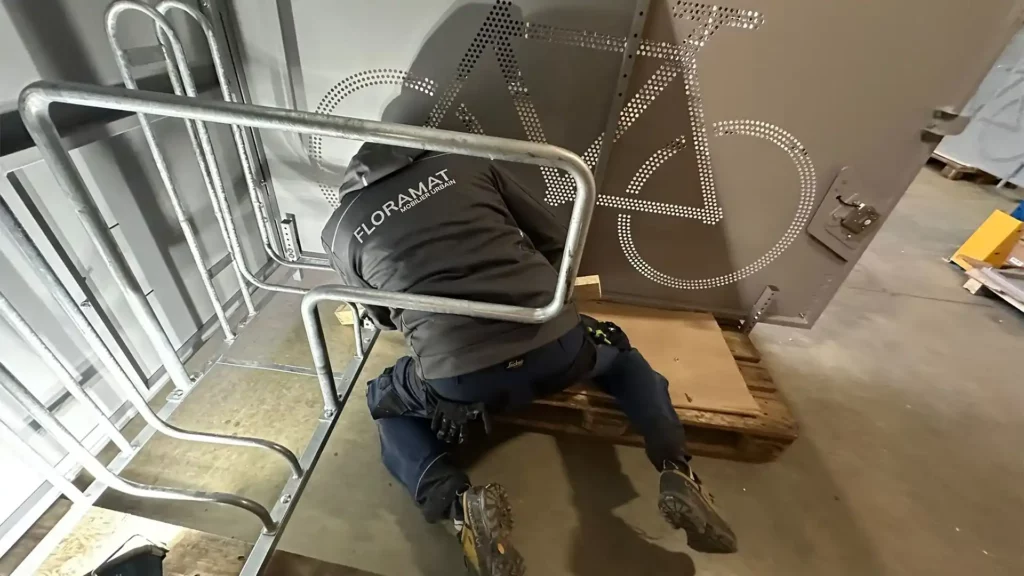 Installation d’abris vélo sécurisés sur l’espace public à Lausanne, déployés sur plusieurs sites urbains Merci de valider ou d’indiquer si tu souhaites un angle plus usage, plus chantier ou plus urbain.