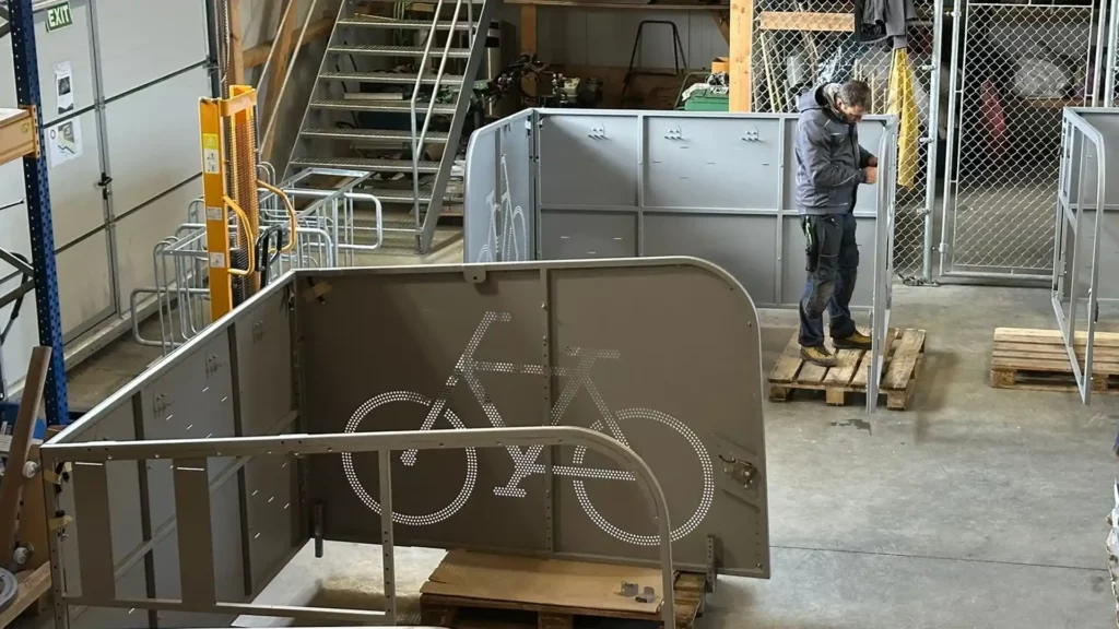 Installation d’abris vélo sécurisés sur l’espace public à Lausanne, déployés sur plusieurs sites urbains Merci de valider ou d’indiquer si tu souhaites un angle plus usage, plus chantier ou plus urbain.