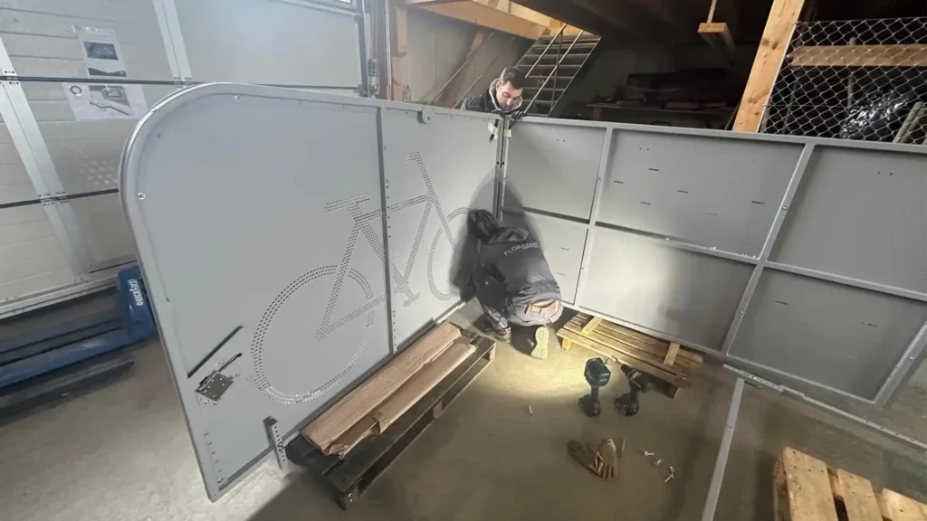 Installation d’abris vélo sécurisés sur l’espace public à Lausanne, déployés sur plusieurs sites urbains Merci de valider ou d’indiquer si tu souhaites un angle plus usage, plus chantier ou plus urbain.