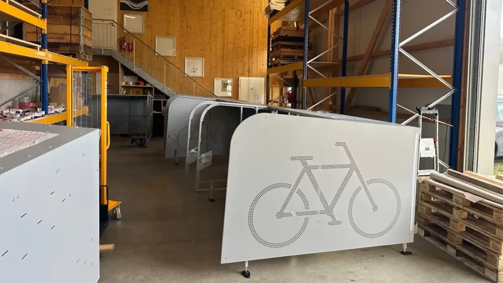 Installation d’abris vélo sécurisés sur l’espace public à Lausanne, déployés sur plusieurs sites urbains Merci de valider ou d’indiquer si tu souhaites un angle plus usage, plus chantier ou plus urbain.