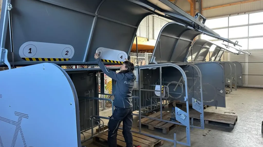 Installation d’abris vélo sécurisés sur l’espace public à Lausanne, déployés sur plusieurs sites urbains Merci de valider ou d’indiquer si tu souhaites un angle plus usage, plus chantier ou plus urbain.