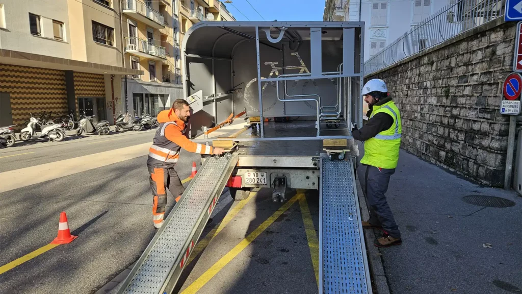 Installation d’abris vélo sécurisés sur l’espace public à Lausanne, déployés sur plusieurs sites urbains Merci de valider ou d’indiquer si tu souhaites un angle plus usage, plus chantier ou plus urbain.