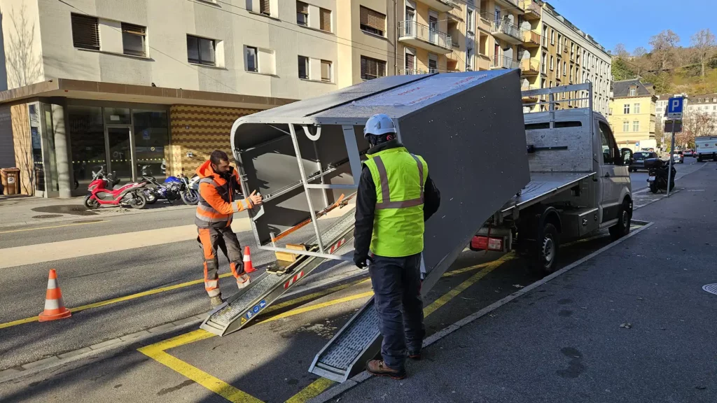 Installation d’abris vélo sécurisés sur l’espace public à Lausanne, déployés sur plusieurs sites urbains Merci de valider ou d’indiquer si tu souhaites un angle plus usage, plus chantier ou plus urbain.