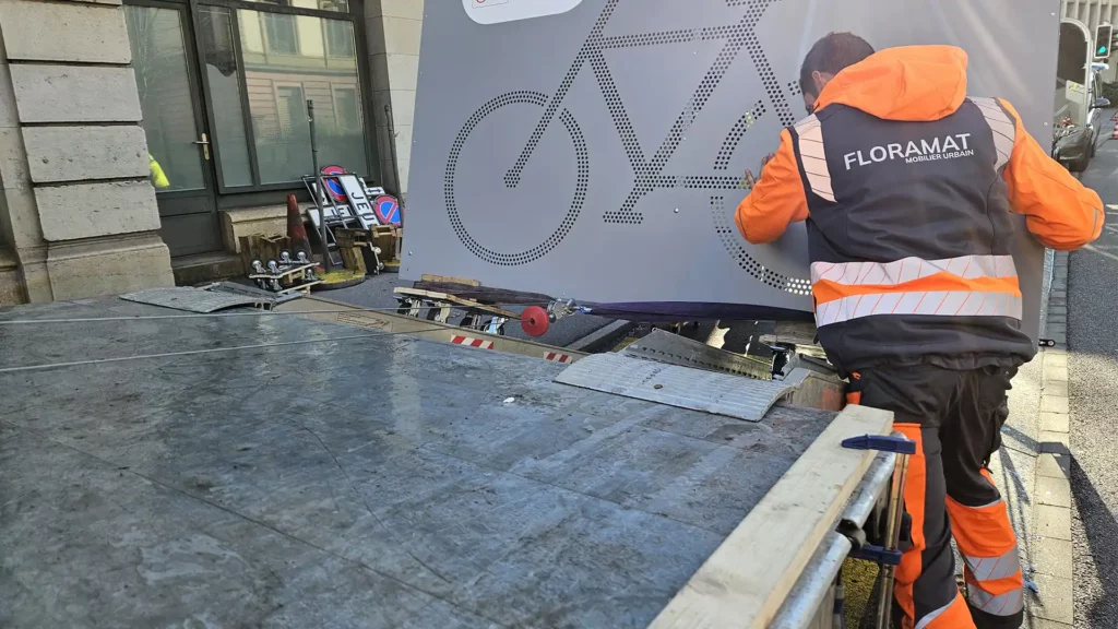Installation d’abris vélo sécurisés sur l’espace public à Lausanne, déployés sur plusieurs sites urbains Merci de valider ou d’indiquer si tu souhaites un angle plus usage, plus chantier ou plus urbain.