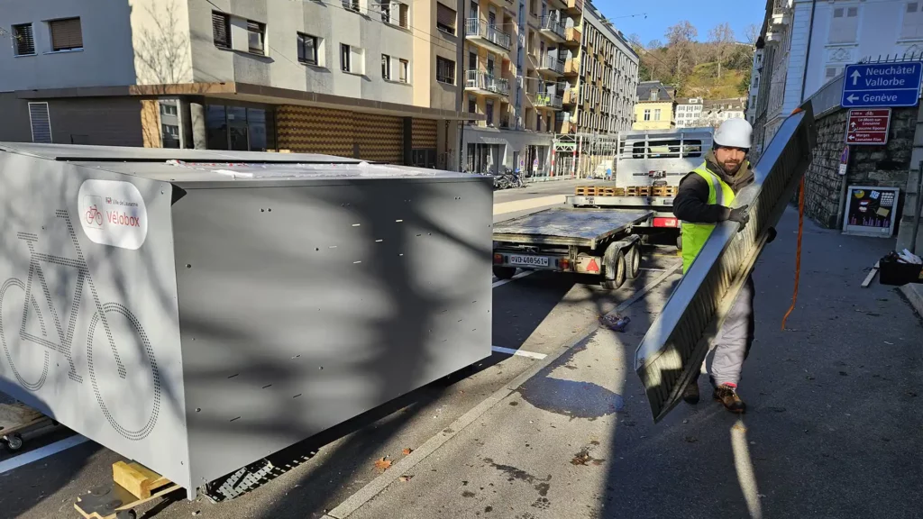 Installation d’abris vélo sécurisés sur l’espace public à Lausanne, déployés sur plusieurs sites urbains Merci de valider ou d’indiquer si tu souhaites un angle plus usage, plus chantier ou plus urbain.